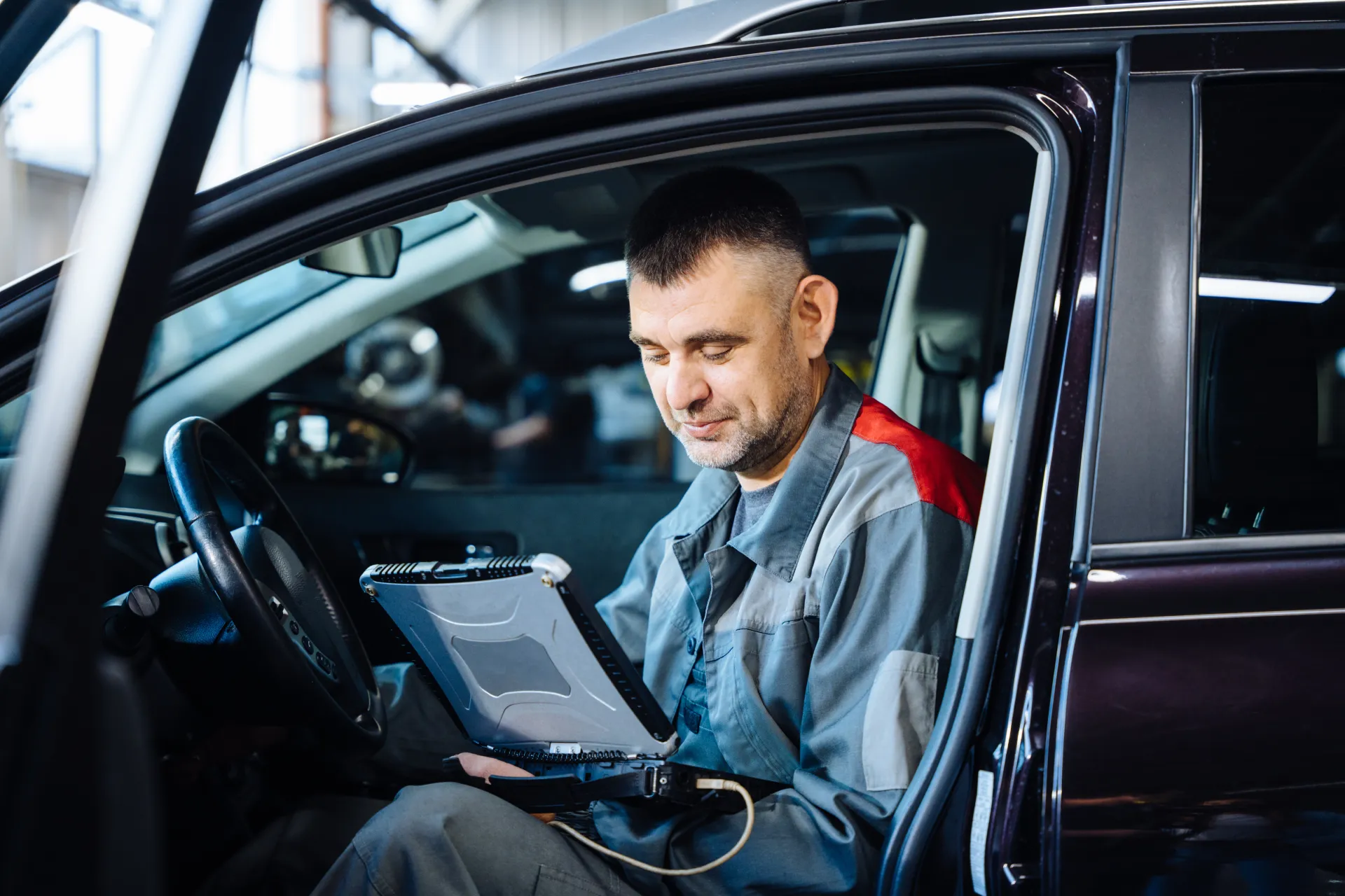 Technicien utilisant un diagnostic auto