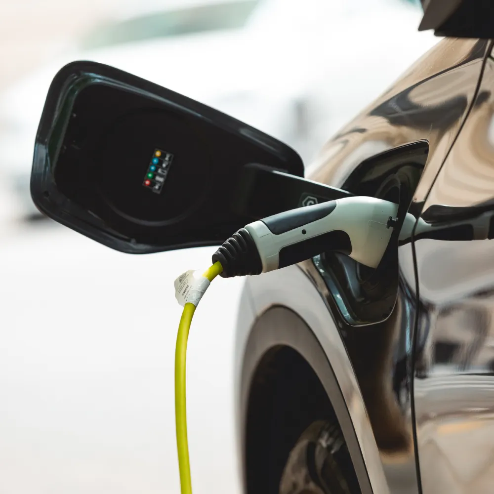 Voiture électrique en charge